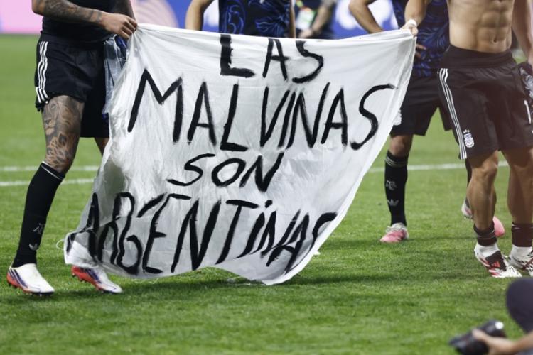 Piden investigar a Argentina por pancarta sobre Malvinas