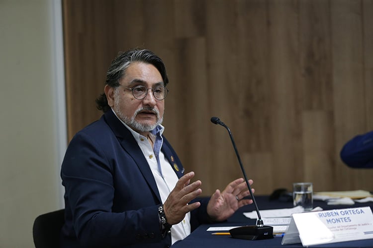 Condiciones laborales de peritos impactan en la crisis del IJCF