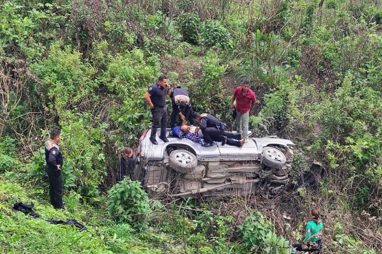 Policía Estatal de Caminos asegura autos y motos con irregularidades