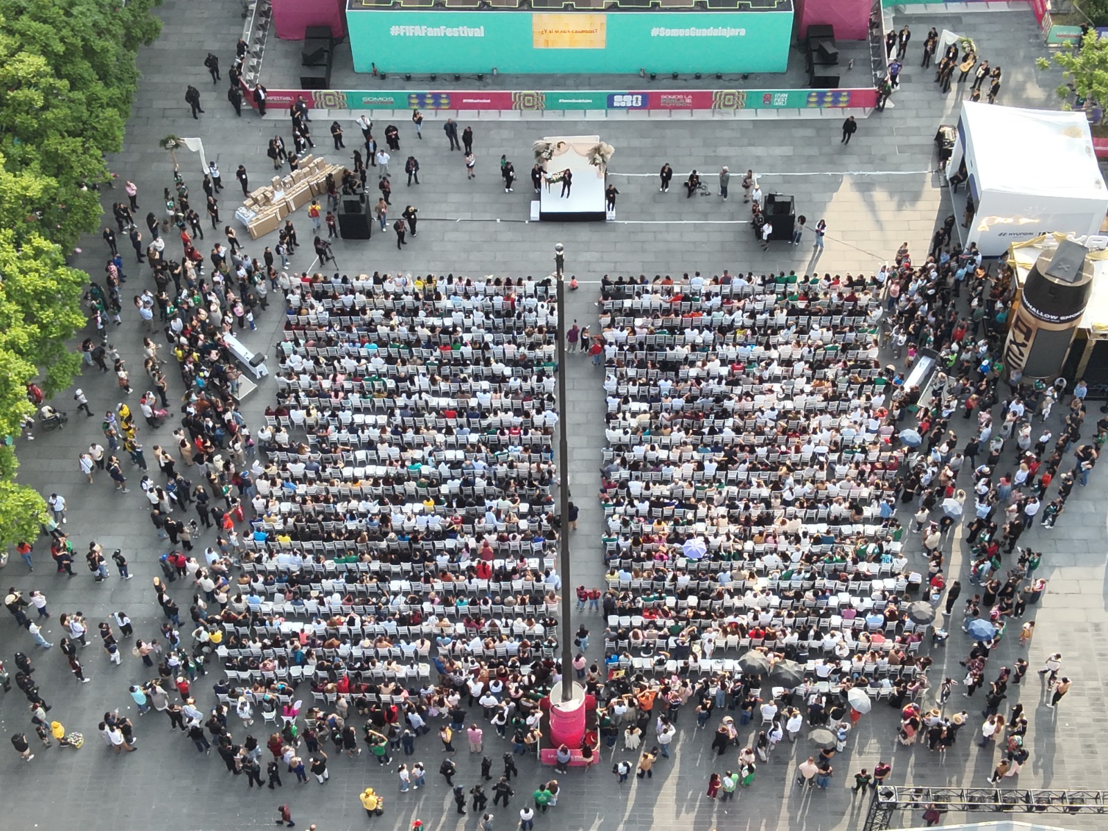 Se casan 725 parejas en el FIFA Fan Fest