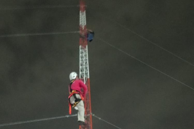 Rescatan a hombre que permaneció por horas en lo alto de una antena