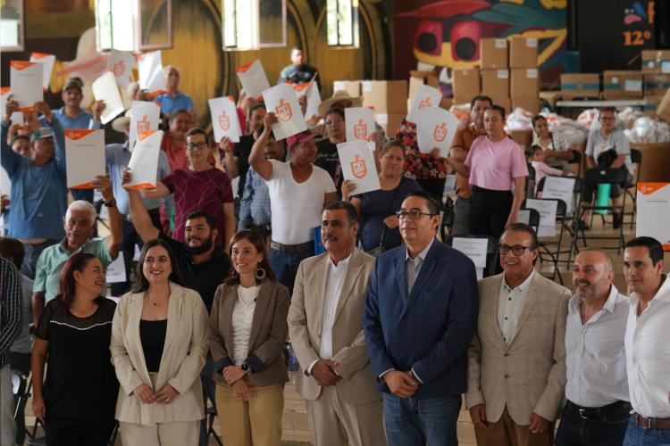 Regularizan 96 viviendas con entrega de títulos de propiedad en Amatitán