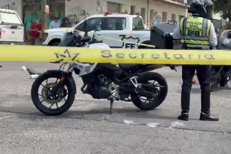 Muere motociclista tras impactarse contra camioneta en Oblatos