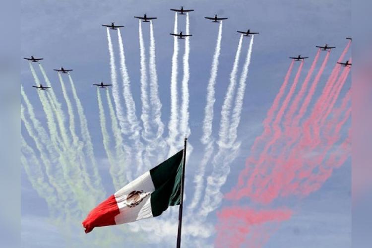 Pilotos de la Fuerza Aérea destacan orgullo y precisión detrás de sobrevuelos con la bandera de México durante el Mundial