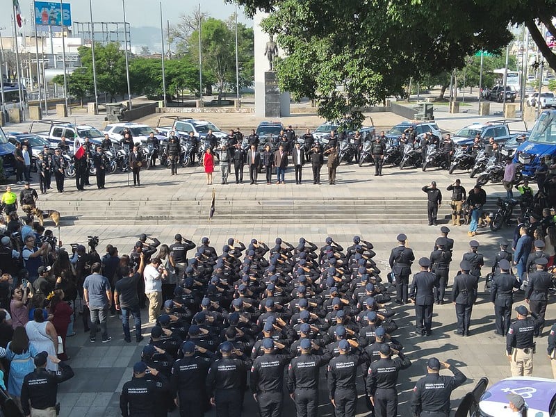 Guadalajara incorpora a 83 nuevos policías; entrega patrullas y equipo