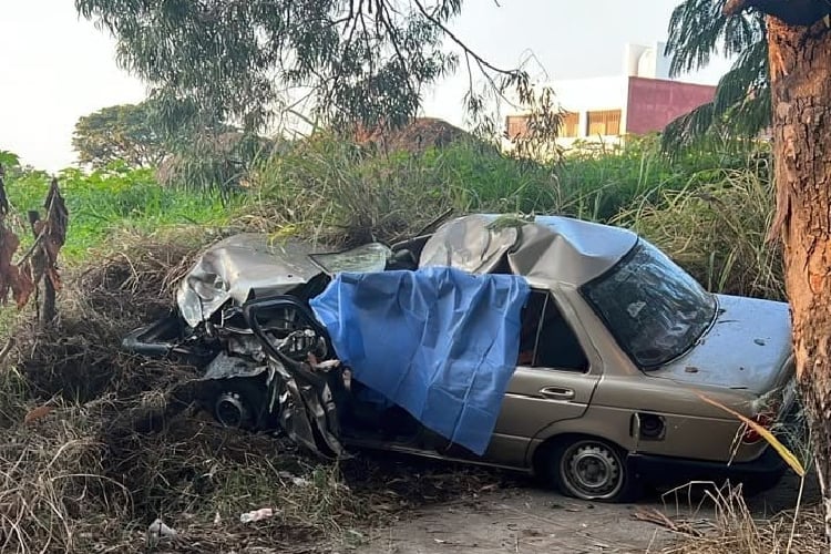 Muere conductor tras chocar contra un árbol en Tonila