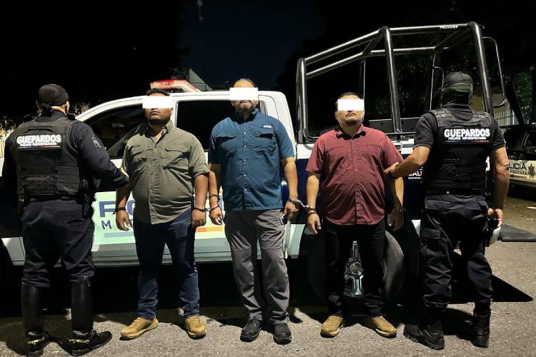 Detienen a tres presuntos escoltas con armas