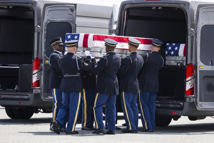 Trump recibe con honores los restos de cuatro militares muertos en la guerra de Irán