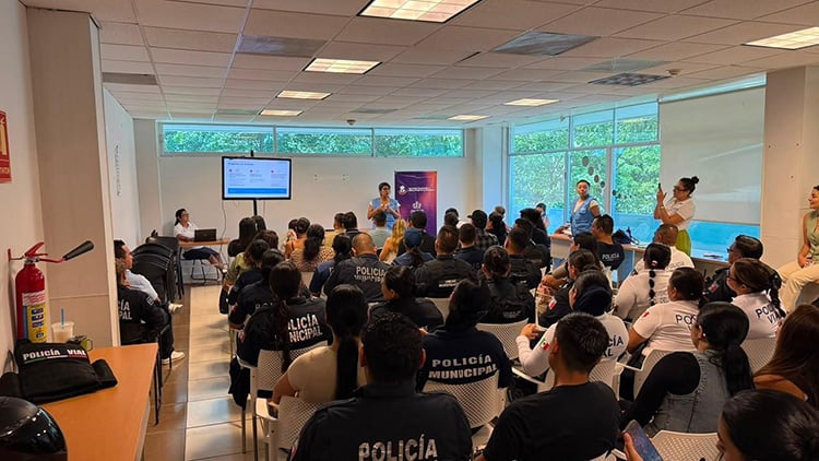 Capacitan a policías en violencia de género