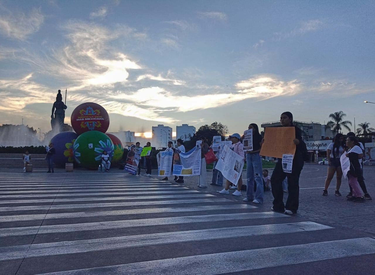Protestan familias de 10 jóvenes desaparecidos 