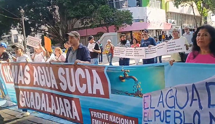 Con marcha exigen alto al agua sucia en la metrópoli