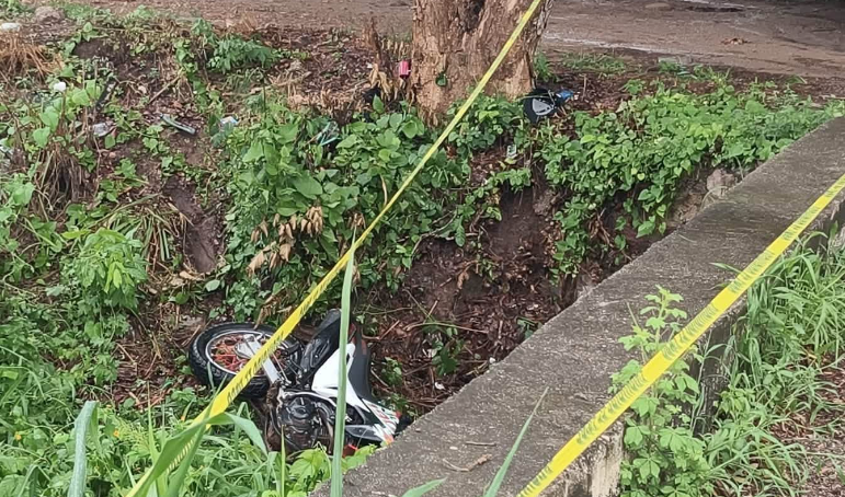 Muere joven motociclista tras derrapar y caer a un canal