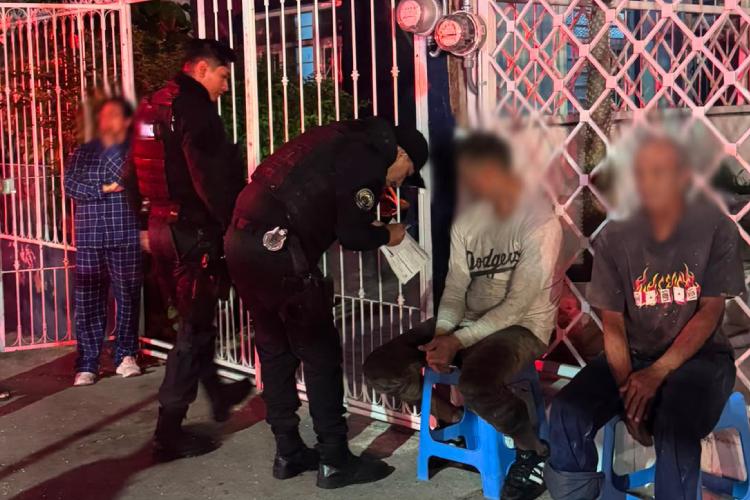 Policías y bomberos rescatan a dos hombres atrapados en incendio