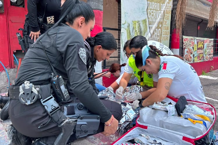 Policías auxilian parto en la vía pública de Guadalajara