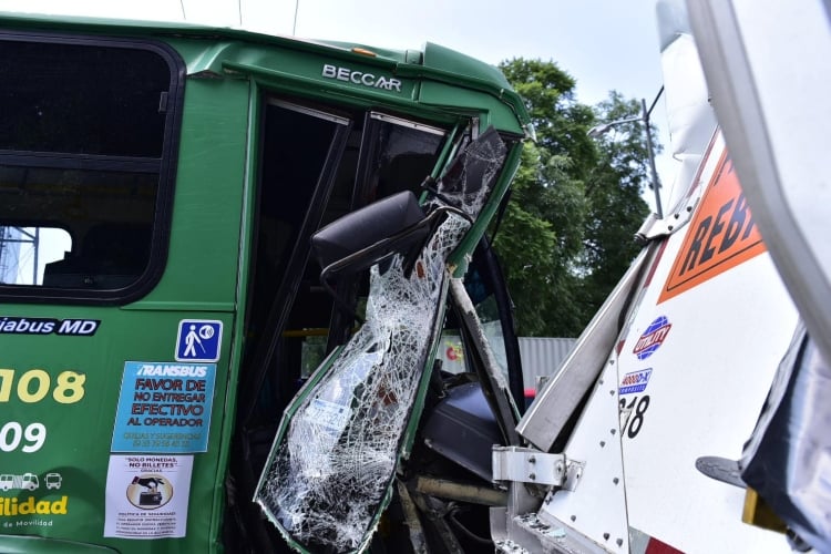 Seis lesionados por choque entre camión y tráiler en La Nogalera