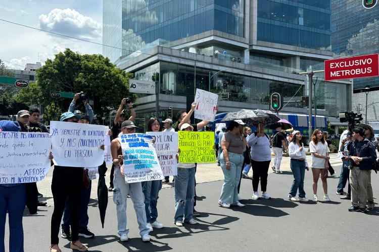 Aspirantes a la UNAM bloquean Insurgentes
