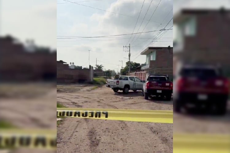 Hallan muertos a policía estatal y a mujer dentro de una patrulla en El Salto