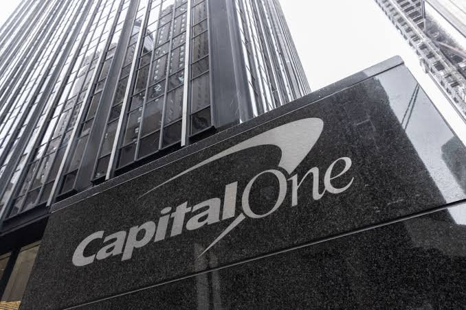 Capital One atribuye cierre de cuentas de Trump a protocolos antilavado