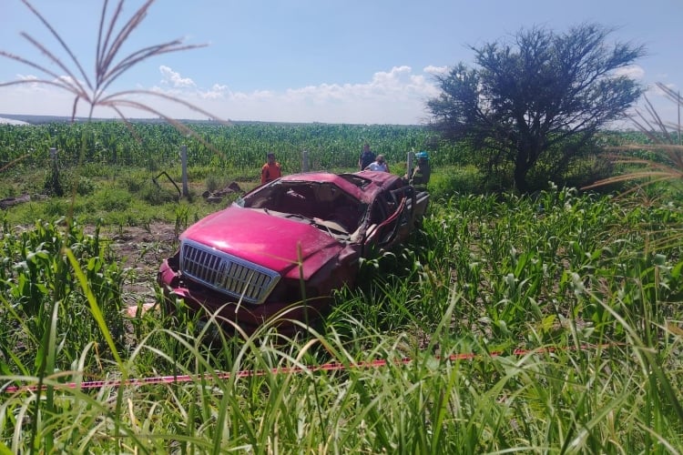 Mueren cuatro personas por volcadura en San Miguel el Alto