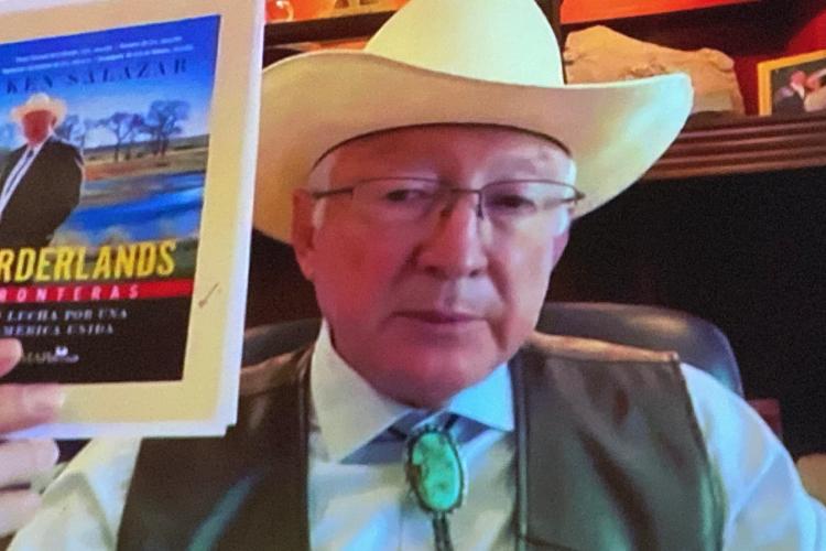 Ken Salazar afirma que no tiene evidencia de vínculos entre el gobierno de México y el crimen organizado