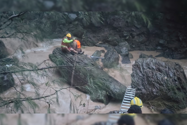 Salvan a seis personas atrapadas por crecida de río en cascada El Salto