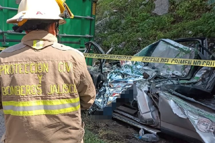Muere hombre tras volcadura en la autopista Guadalajara-Colima