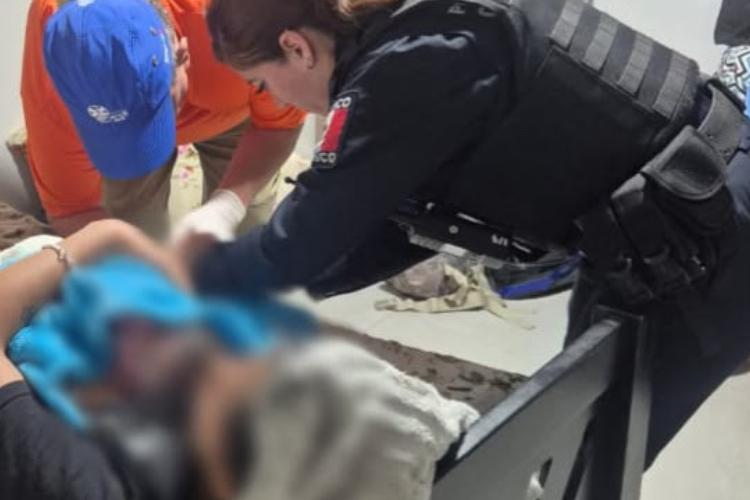 Policías de Guadalajara auxilian a mujer durante labor de parto