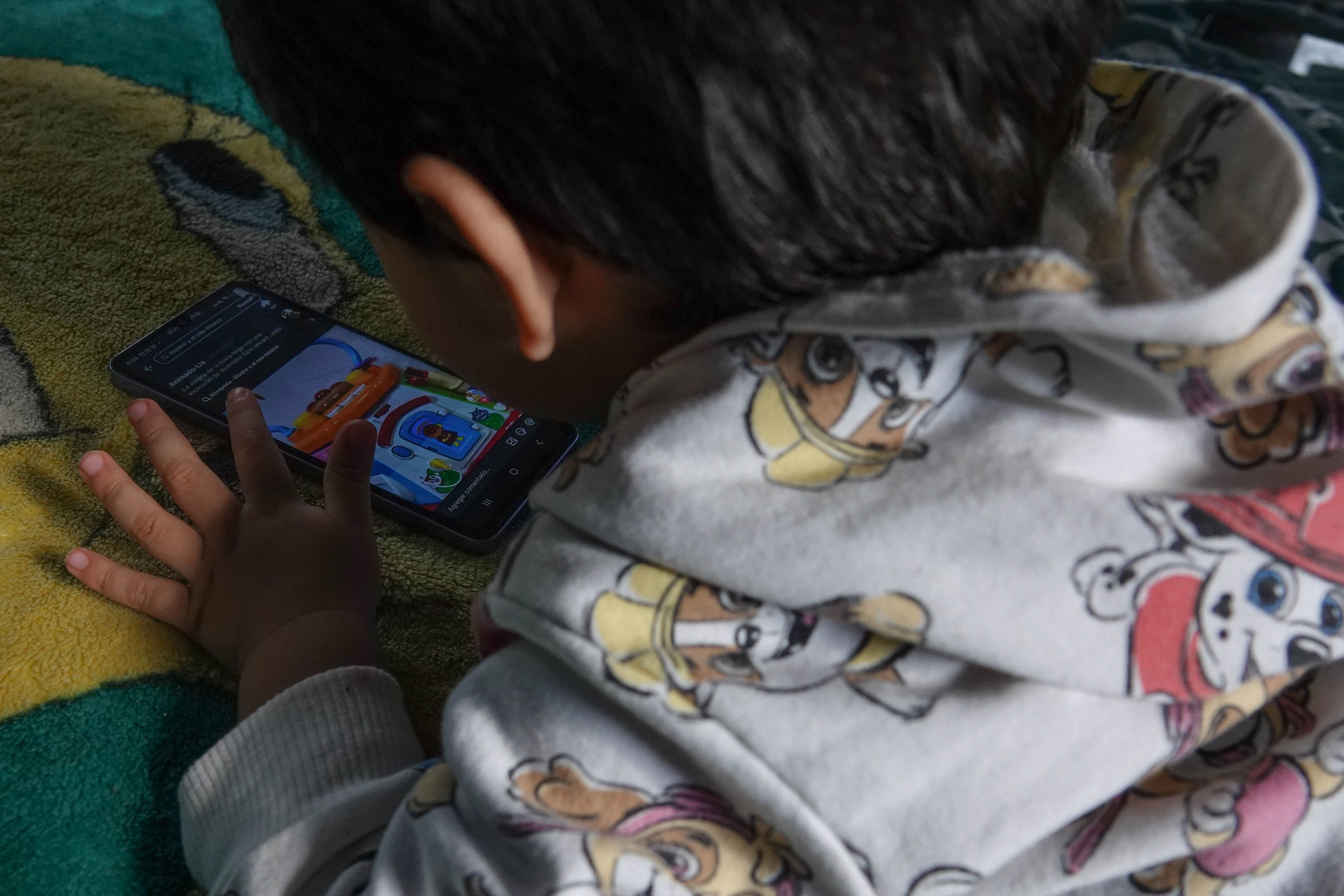 Advierten retos educativos por uso de tecnología y redes sociales en las aulas