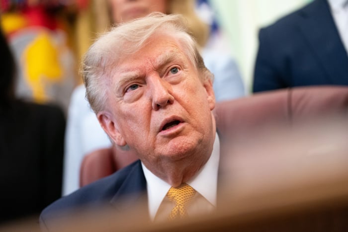 Critican a Trump por usar avión con periodistas como señuelo ante amenaza de Irán
