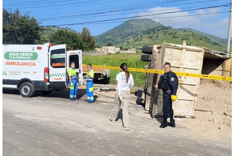 Tráiler choca contra tres vehículos y vuelca en Tlajomulco; reportan 12 lesionados