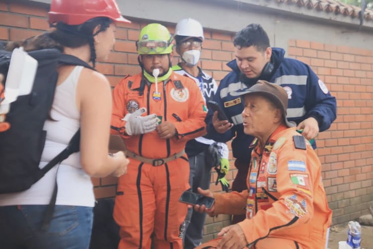 Tras laborar en Venezuela, Los Topos de México llegan a Colombia para auxiliar tras el sismo