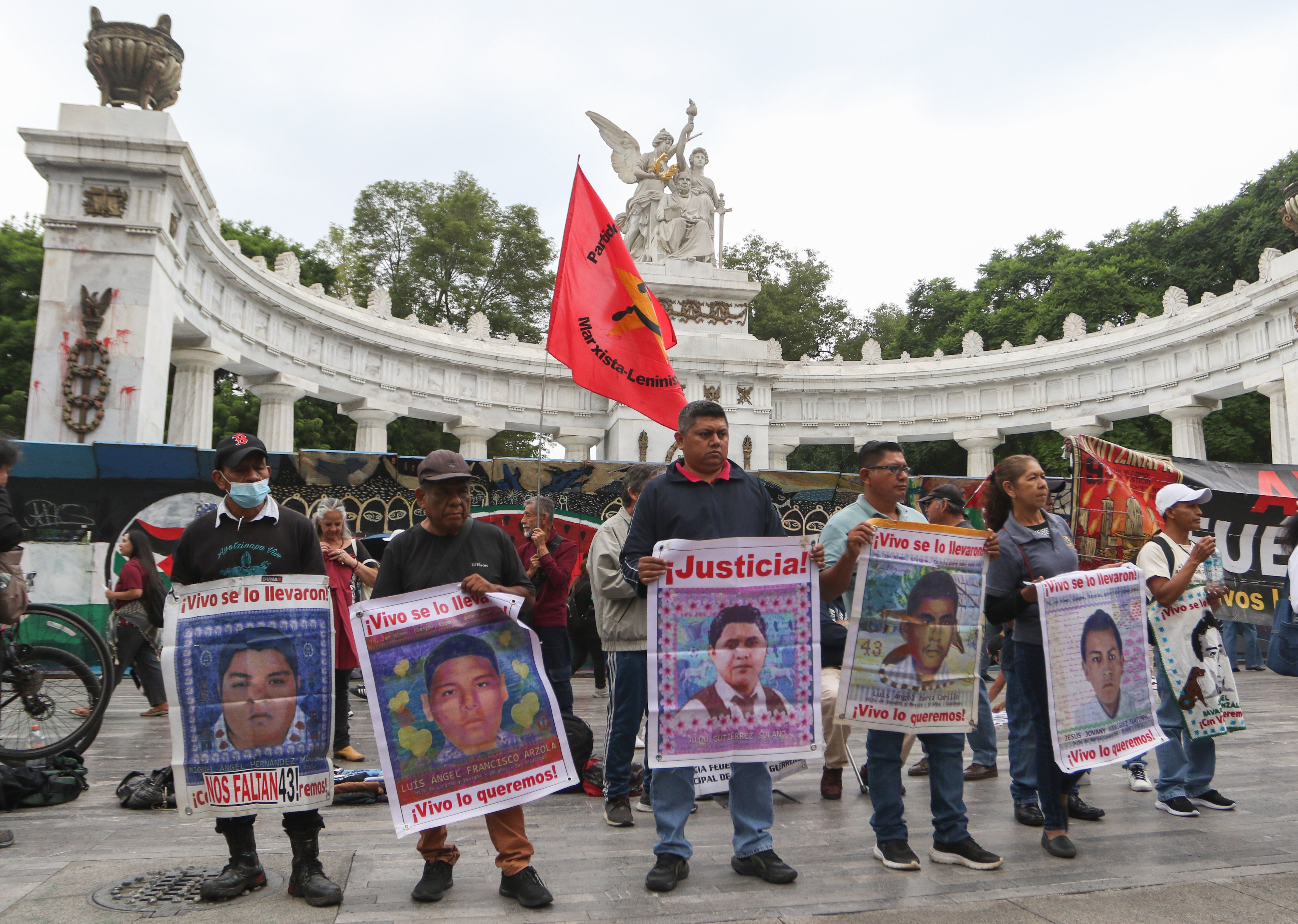 Padres de Ayotzinapa cuestionan avances de la investigación tras detención de Ángel Aguirre