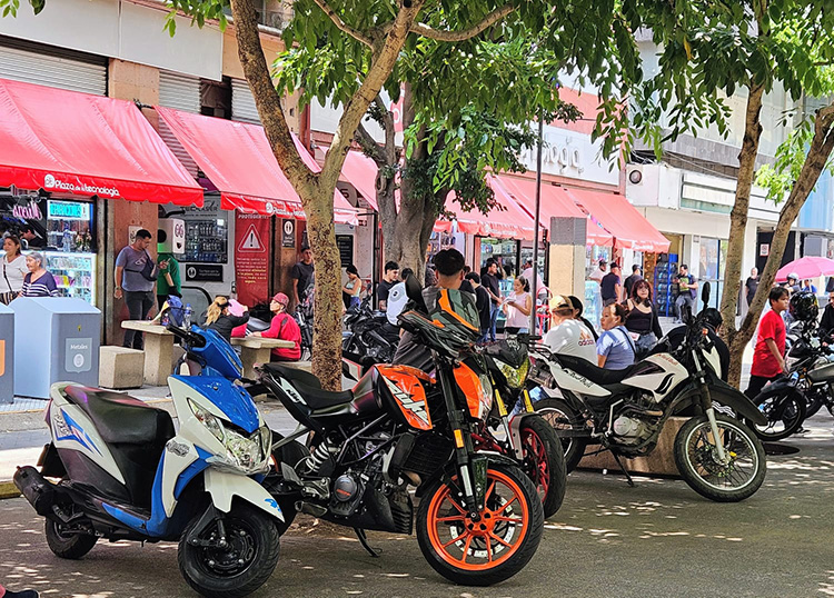 Denuncian invasión de motocicletas
