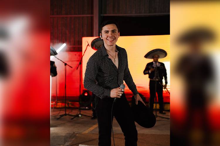 Emiliano Zahena honra al mariachi