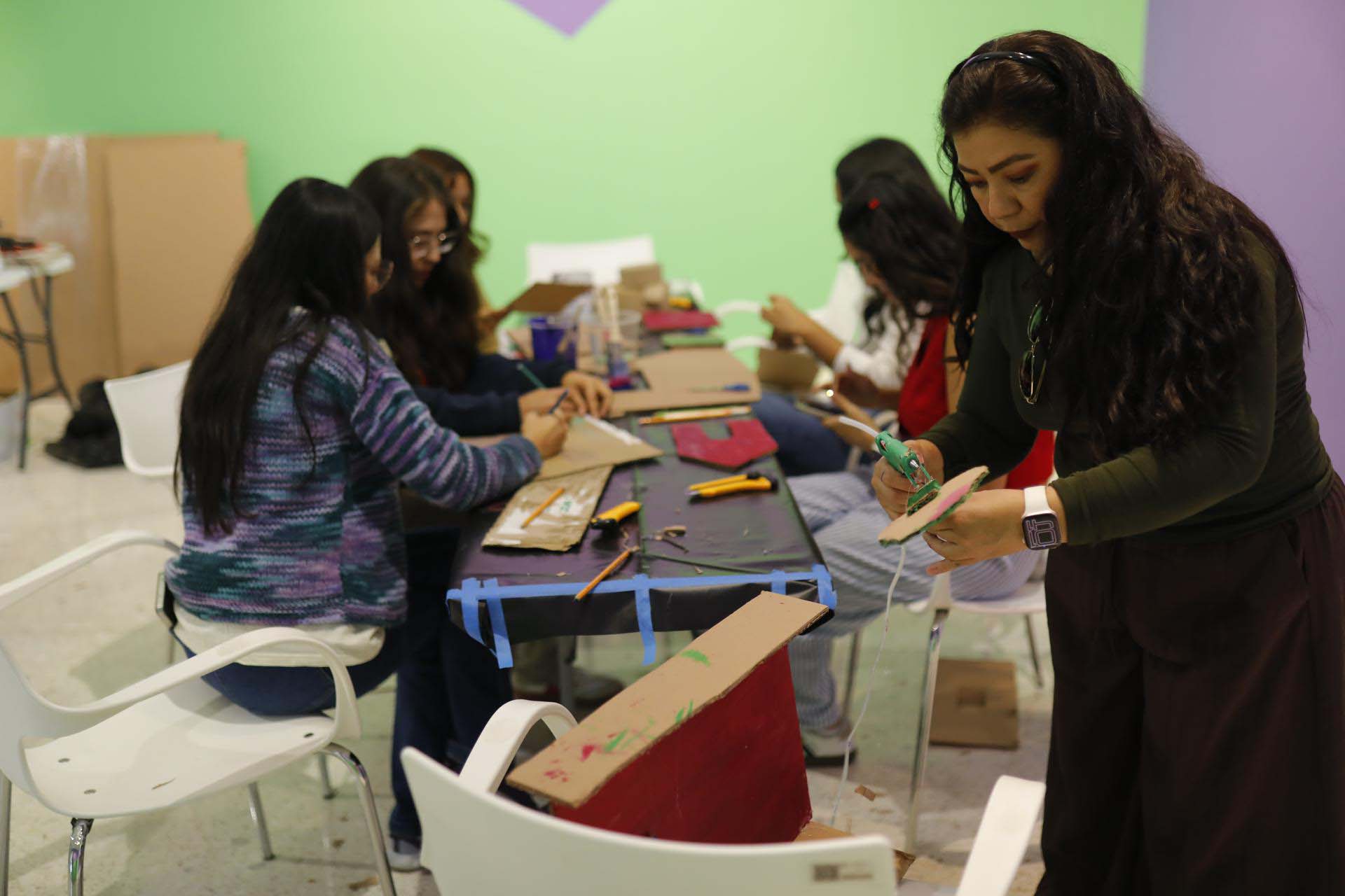 Mujeres construyen mediante el arte
