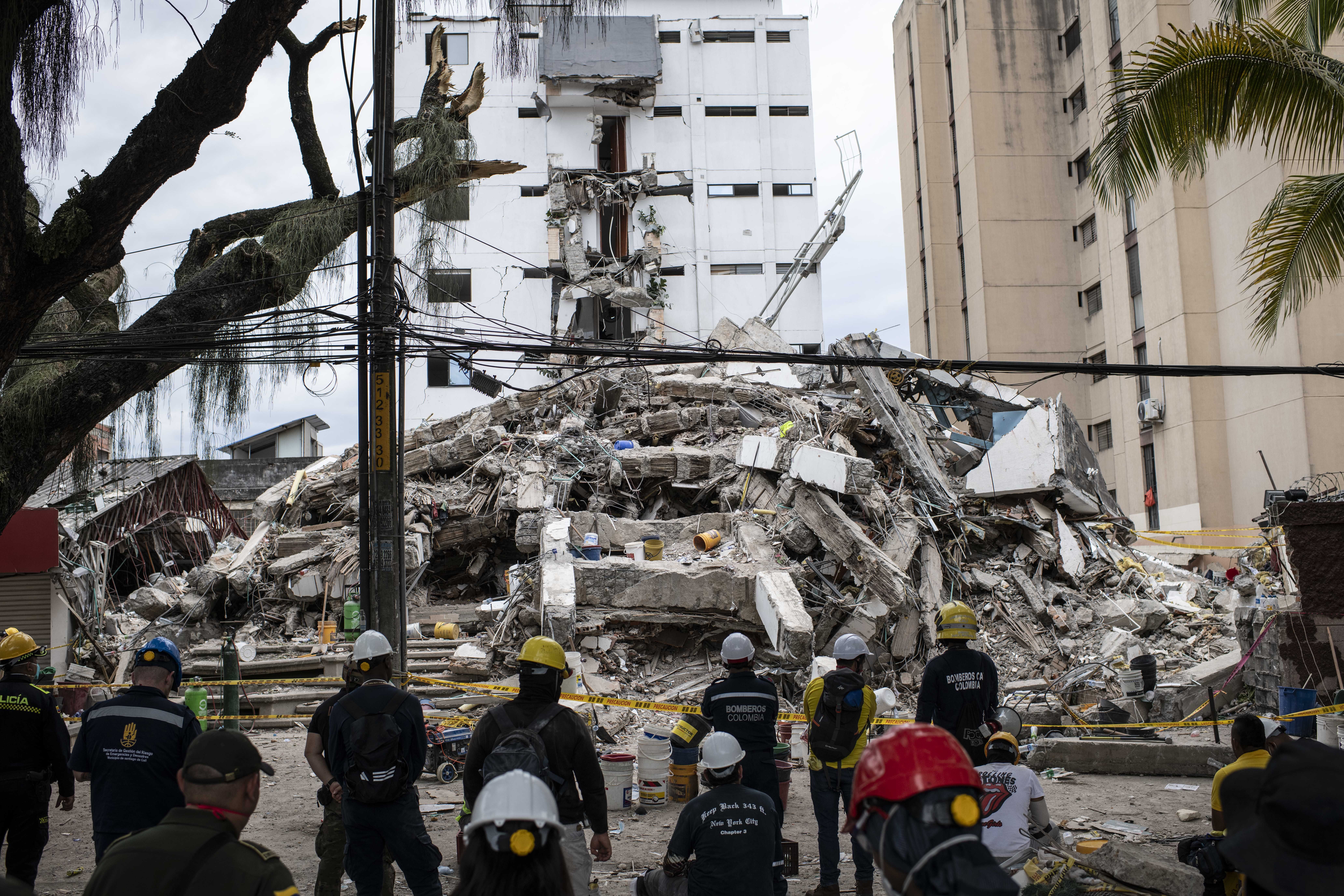 Confirman la muerte de dos mexicanos en sismo de Colombia
