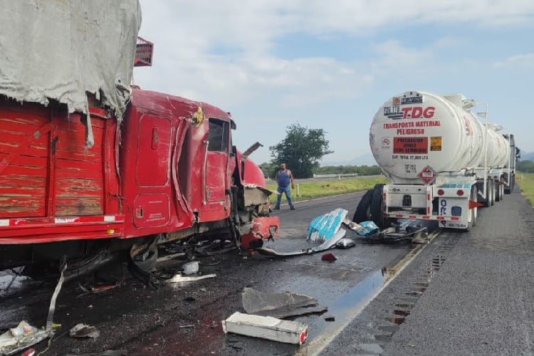 Choque múltiple provoca movilización y derrame de combustible en la Guadalajara-Colima