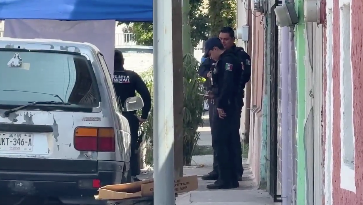 Persiguen a balazos a joven y disparan contra su domicilio