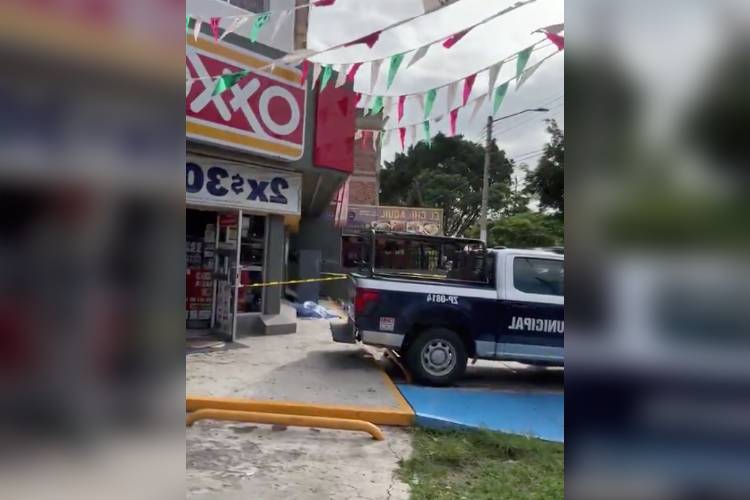 Muere hombre en aparente situación de calle afuera de tienda en Zapopan