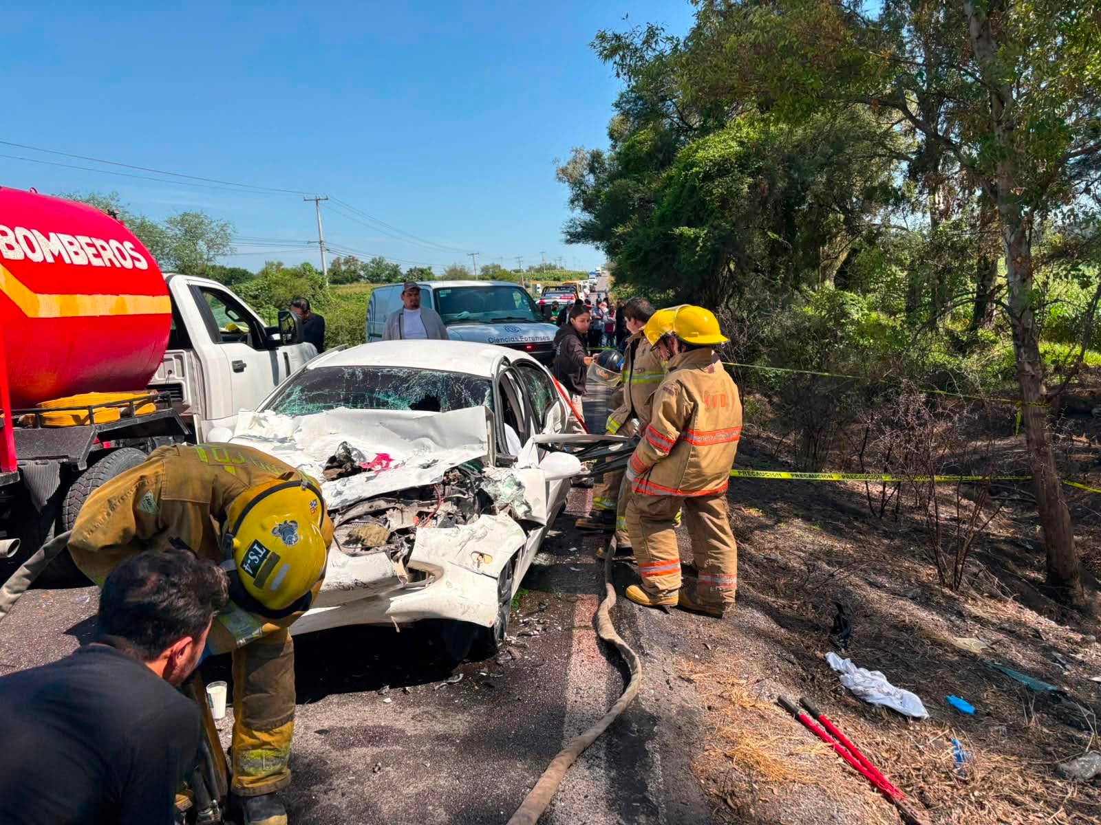 Accidente entre tres vehículos deja un muerto y un lesionado