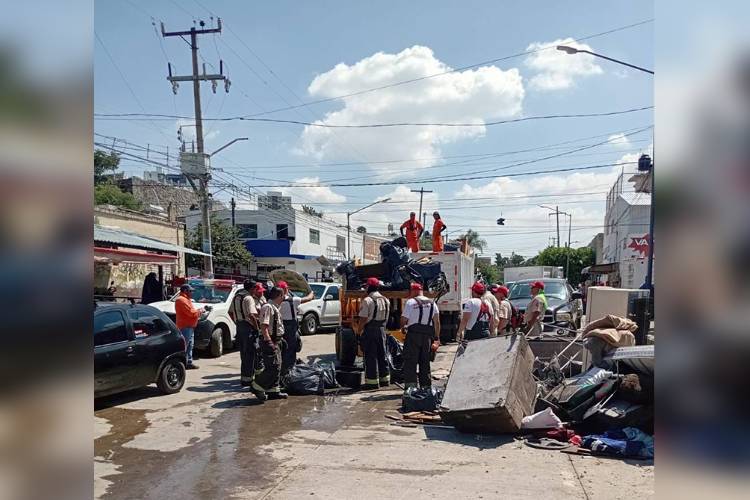 Retiran basura en Balcones de Oblatos
