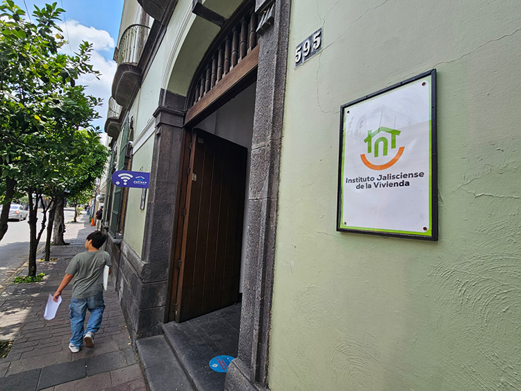 Construyen cinco casas en cuatro años