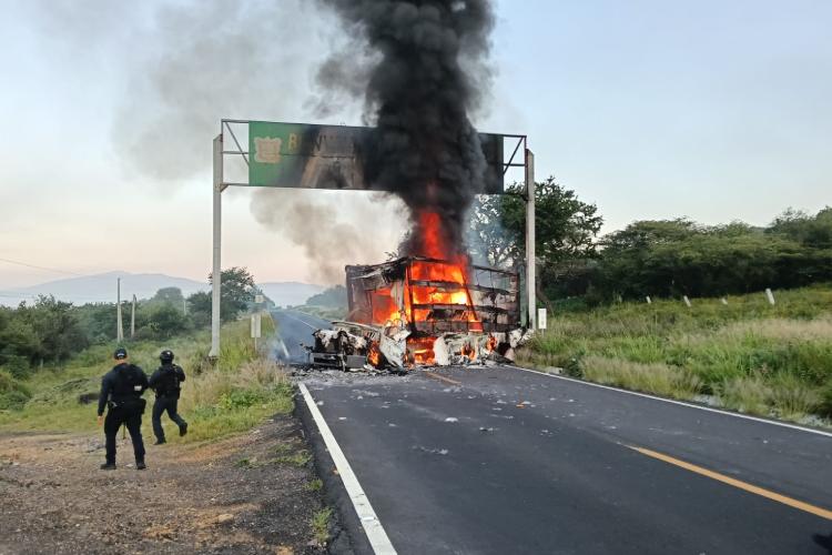 Operativo federal contra el crimen desata bloqueos y quema de vehículos en Michoacán
