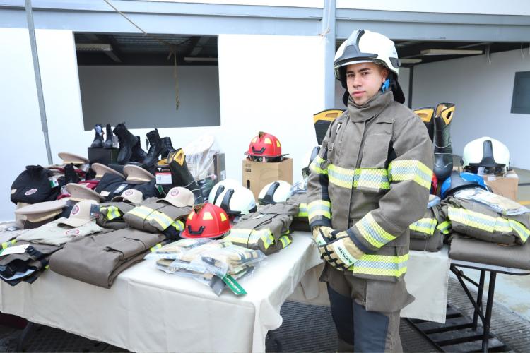 Tlaquepaque entrega nuevo equipamiento a Protección Civil y Bomberos