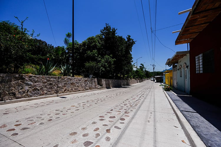 Supervisan reconstrucción de la carretera estatal 702