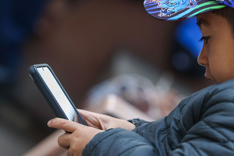 Buscan uso responsable del celular con menores