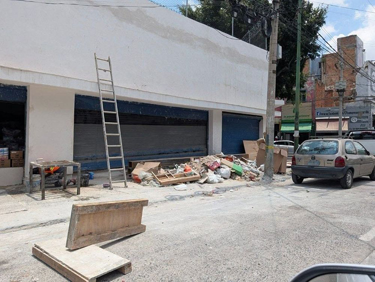 Multa Guadalajara a negocio por obstruir banqueta con escombro