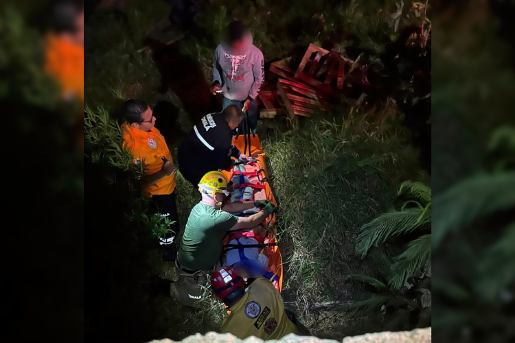 Volcadura en Periférico Oriente deja dos personas heridos tras caer a barranco
