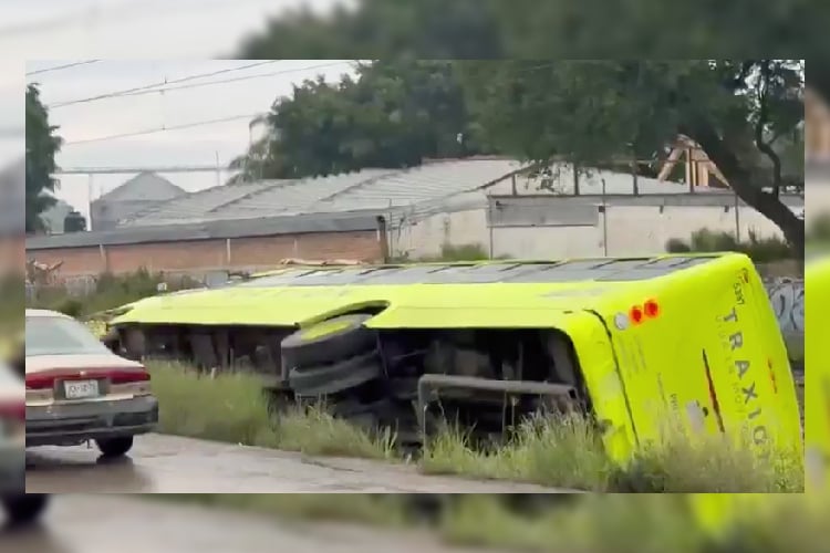 Servicio de la Línea 4 fue suspendido tras volcadura de camión de personal 