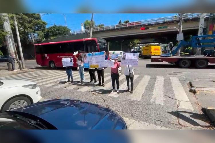 Padres de Dayana Andrea protestan para exigir su localización